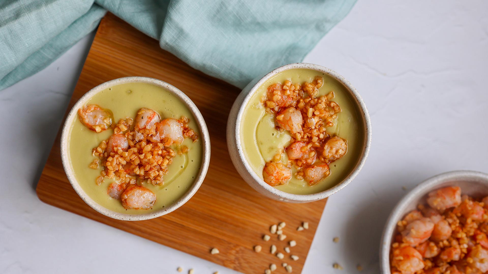 Crema de aguacate con langostinos